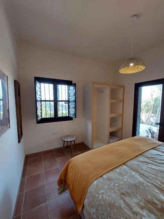 Habitación con cama extragrande y vistas a la montaña — B&B Sara Sueño