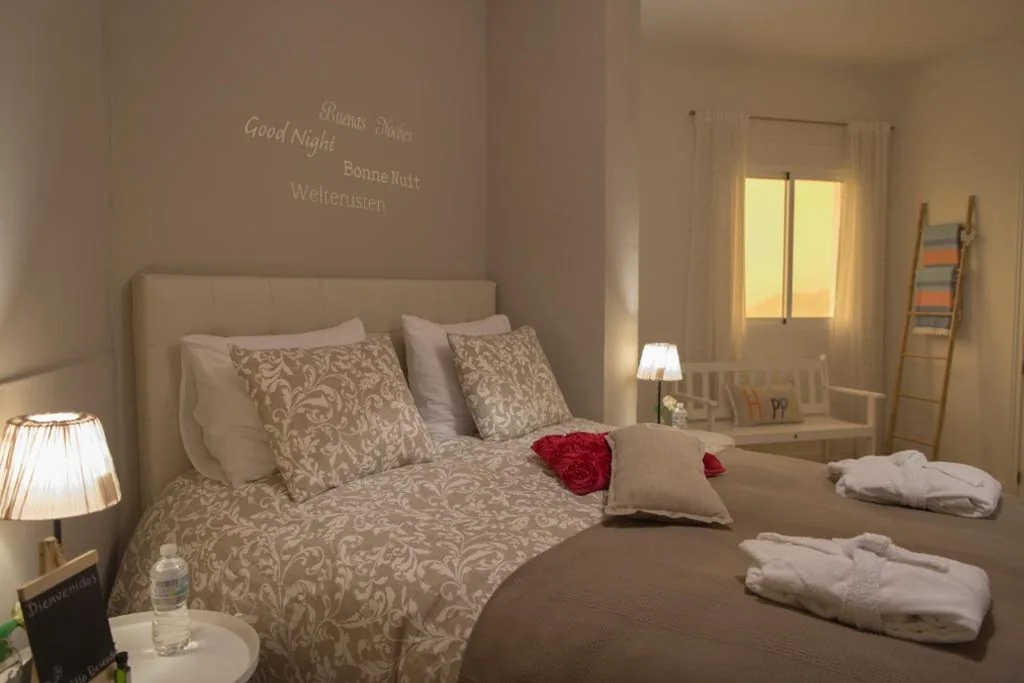 Camera con letto king-size e vista sulle montagne — B&B Villa Deseada