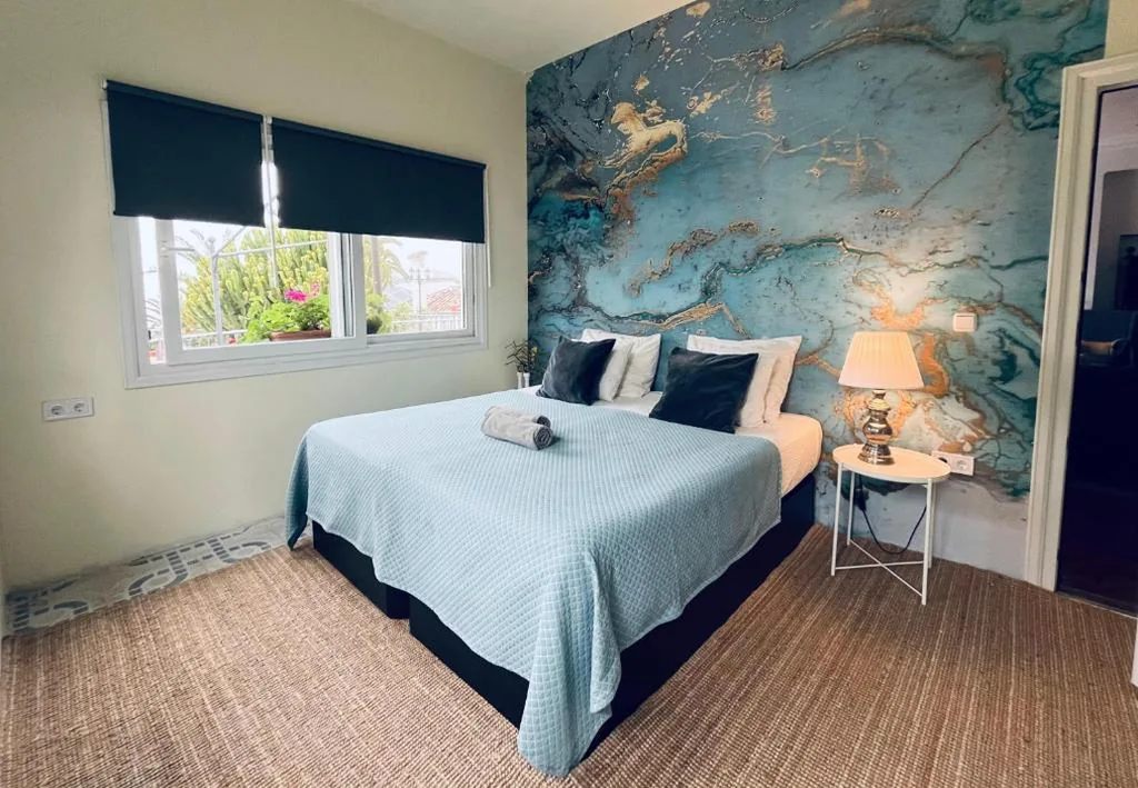Habitación con cama extragrande y vistas al jardín — B&B Villa Gran Vista