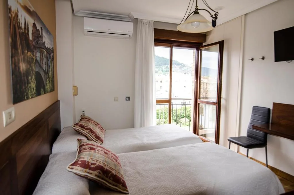 Doppelzimmer mit eigenem Bad – 2 Betten — B&B Zaldu