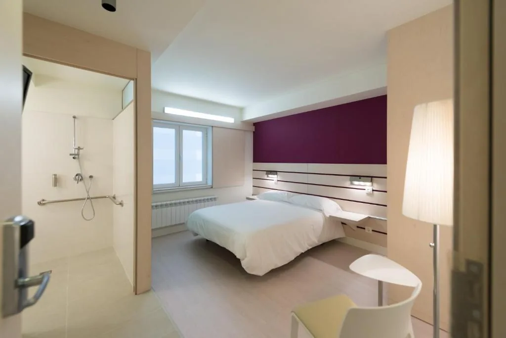 Barrierefreies Doppelzimmer für Gäste mit eingeschränkter Mobilität — B&H Hotel Boreal Viento Norte