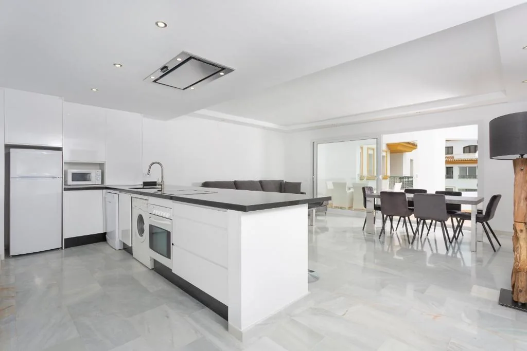 Deluxe Apartment mit 3 Schlafzimmern, Stadtblick und Whirlpool-Badewanne — B51 Executive Flats Marbella