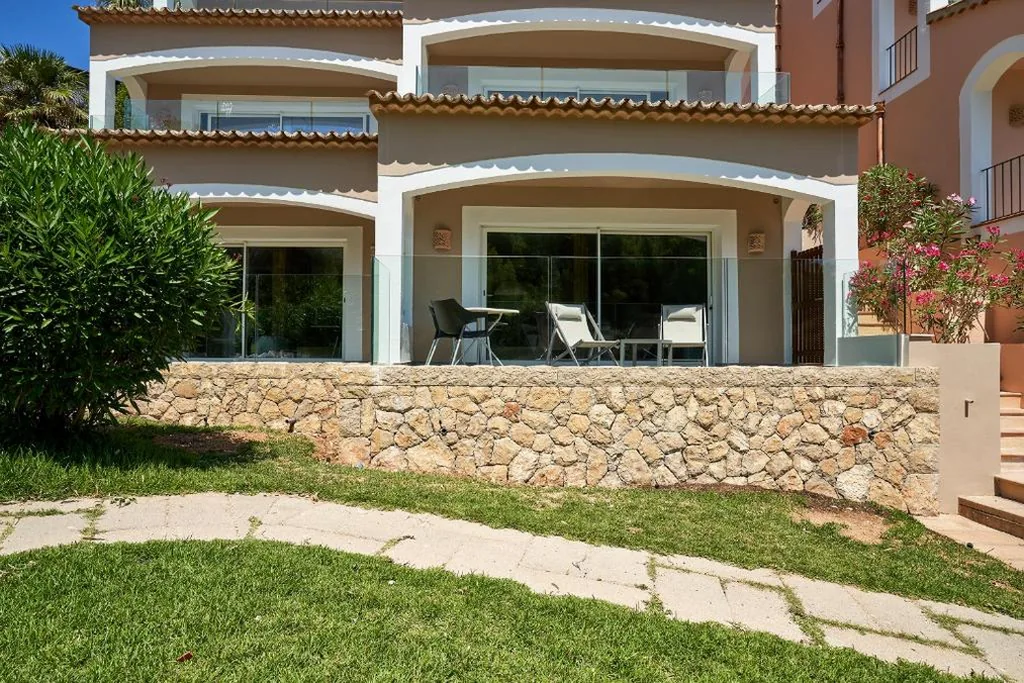 Suite con vistas al jardín — Bahia Suites Camp de Mar
