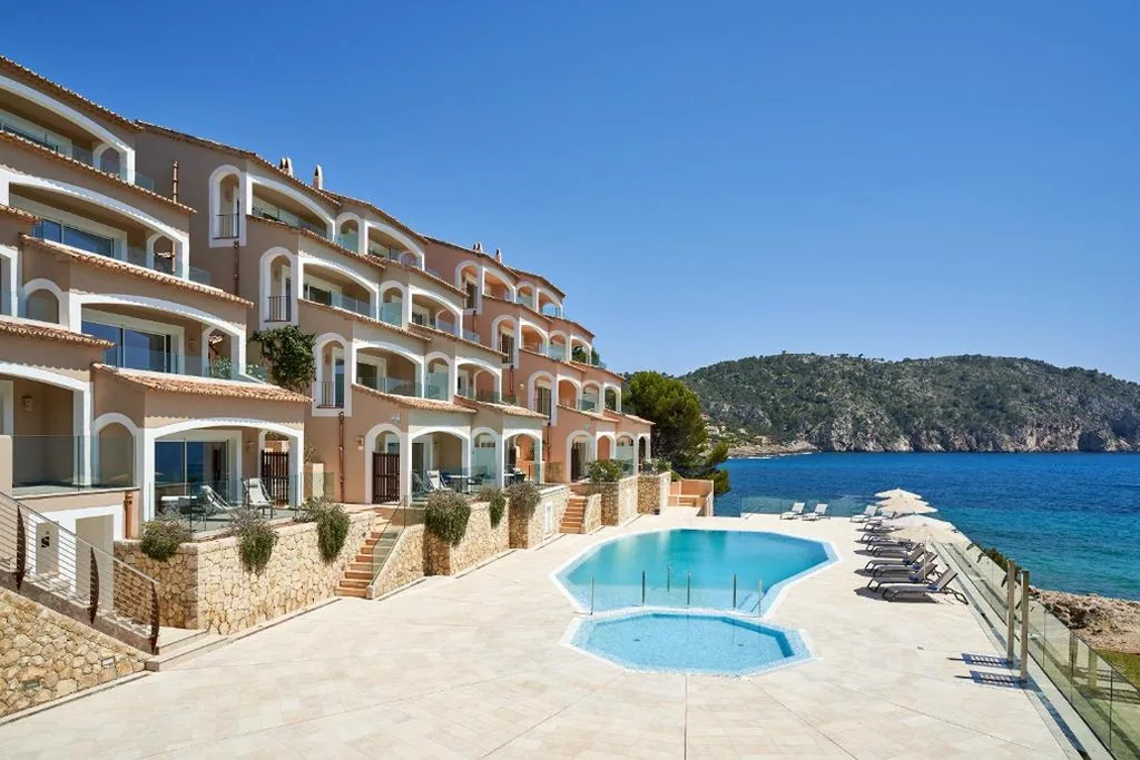 Suite con vistas al mar y a la piscina — Bahia Suites Camp de Mar