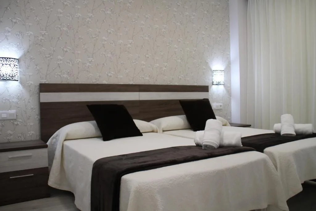 Habitación Doble con baño privado - 2 camas — Baixo a Lua Rooming