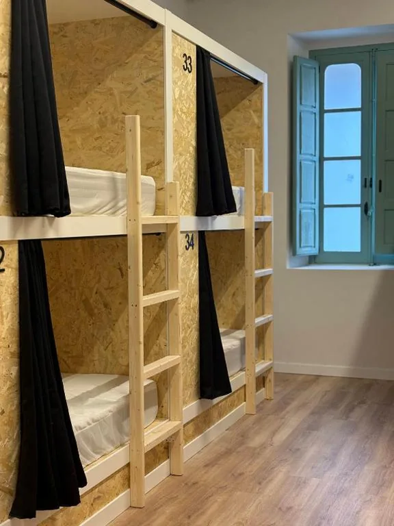 男女混合ドミトリーのシングルベッド — Bajamar hostel