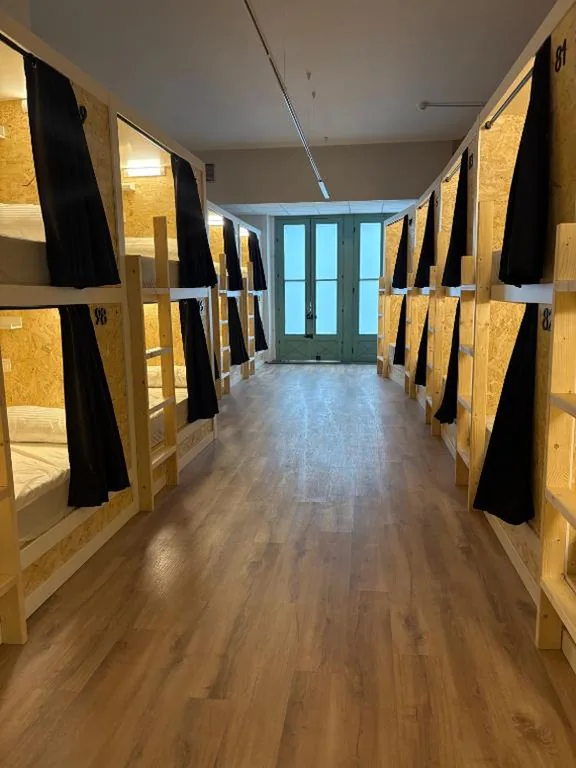 男女混合ドミトリーのシングルベッド — Bajamar hostel