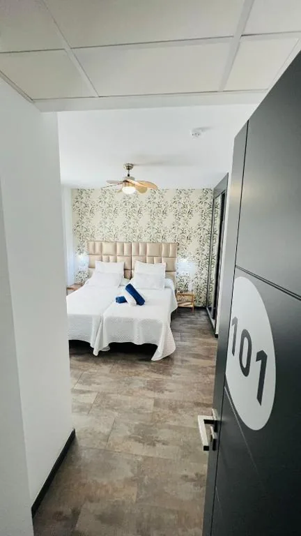 Camera matrimoniale interna con 2 letti — Bajondillo Beach Cozy Inns