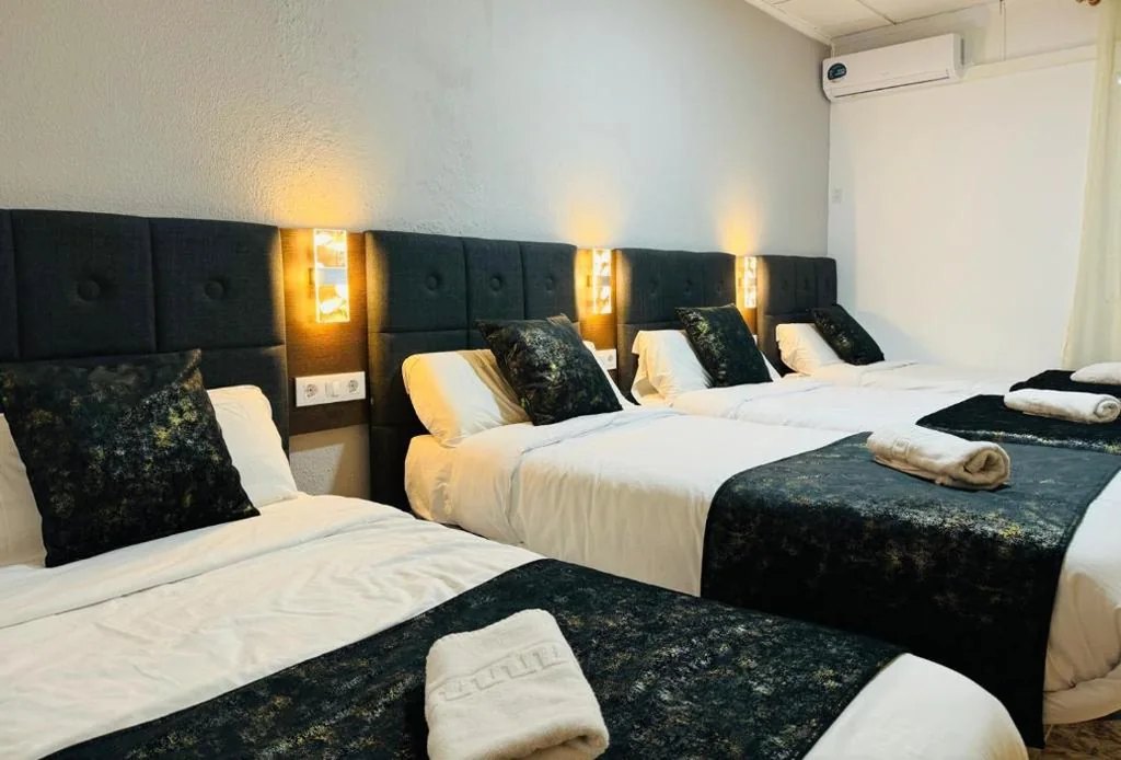 専用バスルーム付き4人部屋 — Ballestar Hotel Bar & Grill
