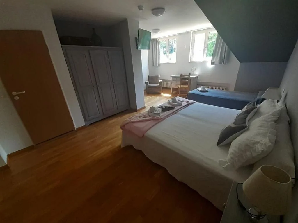 Quarto Triplo com Casa de Banho Privativa — Balneario Casa Pallotti