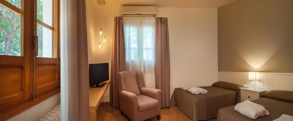 Habitación Doble (1 adulto + 1 niño) — Balneario de Cofrentes