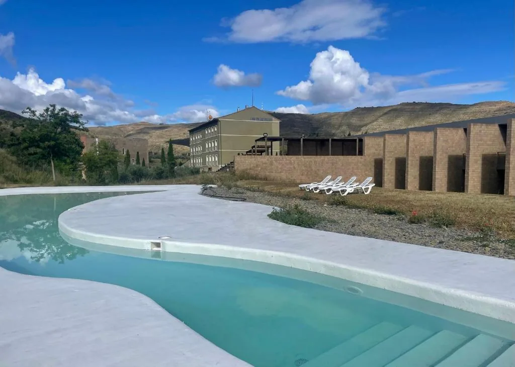 泳池景双人间 — Balneario de la Albotea