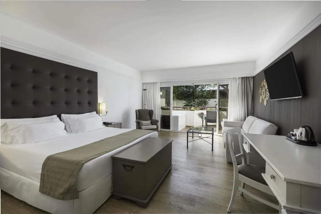 Habitación Deluxe con bañera de hidromasaje. — Barceló Corralejo Bay - Adults Only