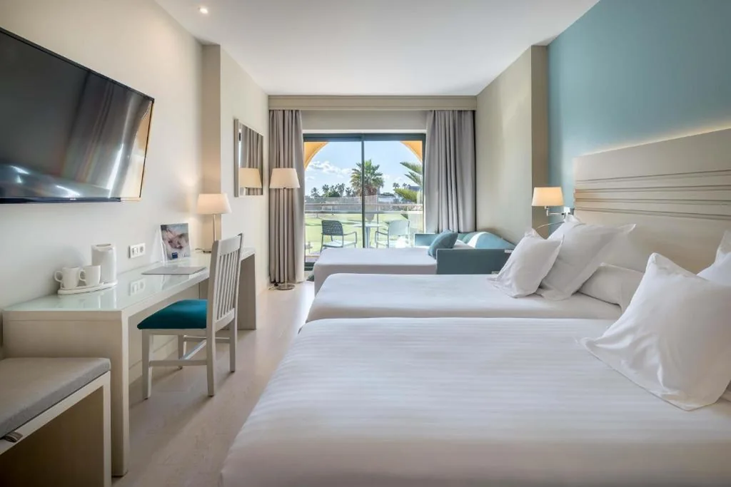Chambre familiale avec terrasse (2 adultes + 2 enfants) — Barceló Costa Ballena Golf & Spa