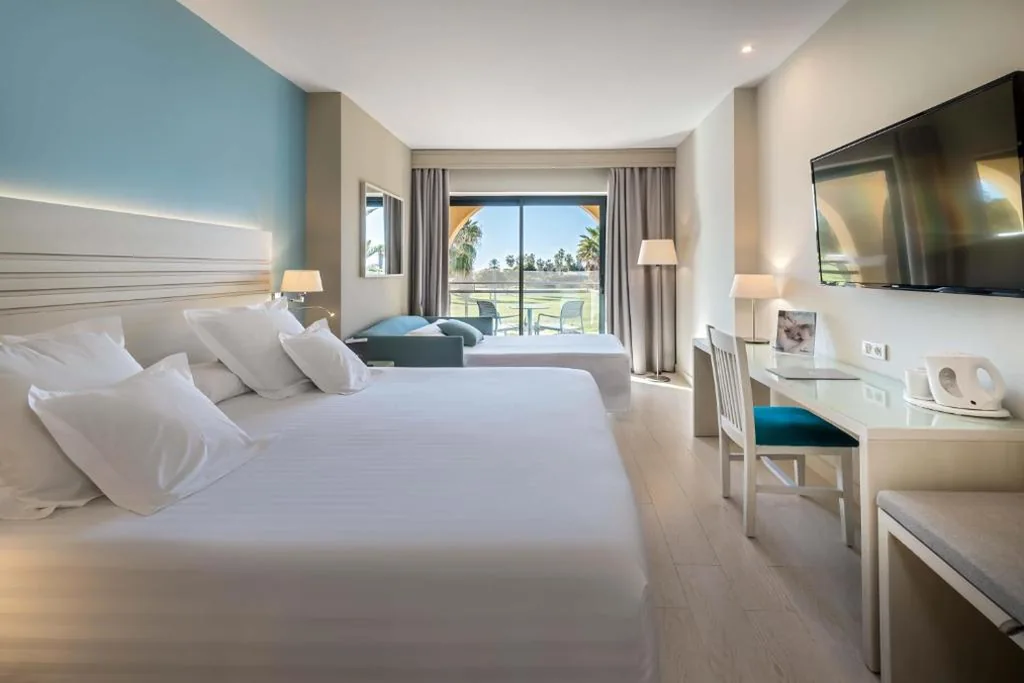 Chambre triple supérieure avec terrasse (2 adultes + 1 enfant) — Barceló Costa Ballena Golf & Spa