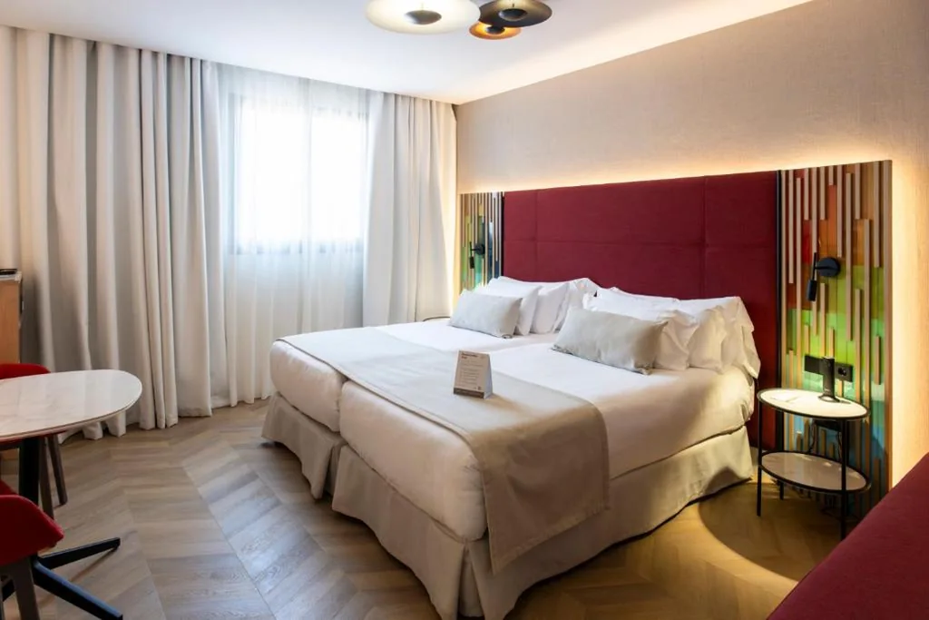 Habitación Doble Deluxe con balcón — Barceló León Conde Luna