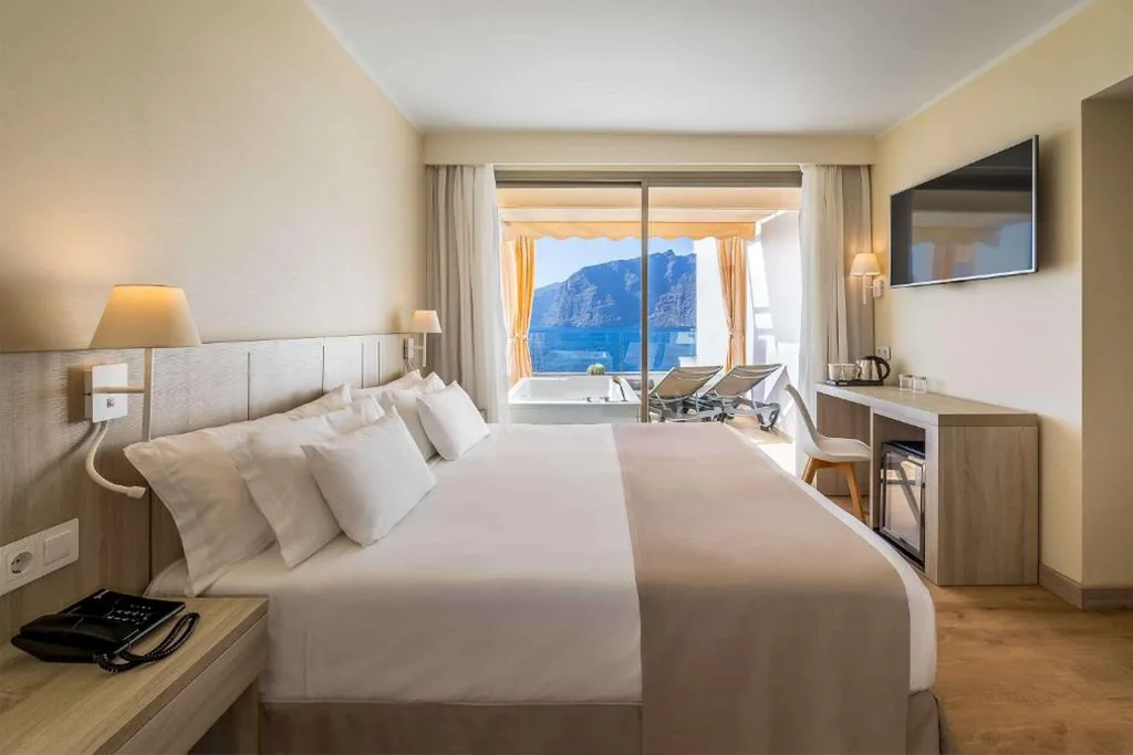 Habitación Doble Deluxe con vistas al mar y bañera de hidromasaje — Barceló Santiago - Adults Only
