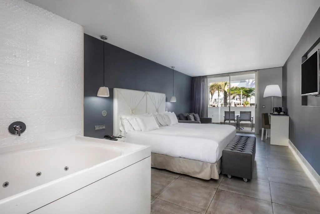 Habitación Doble Deluxe con bañera de hidromasaje - 1 o 2 camas — Barceló Teguise Beach - Adults Only