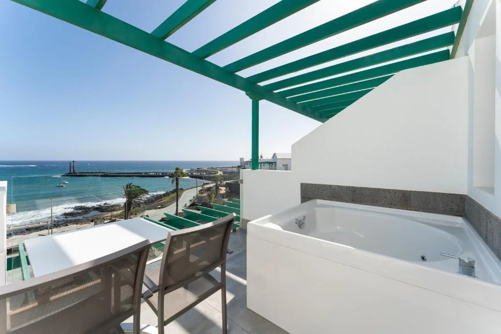 Habitación Doble Deluxe con vistas al mar y bañera de hidromasaje - 1 o 2 camas — Barceló Teguise Beach - Adults Only
