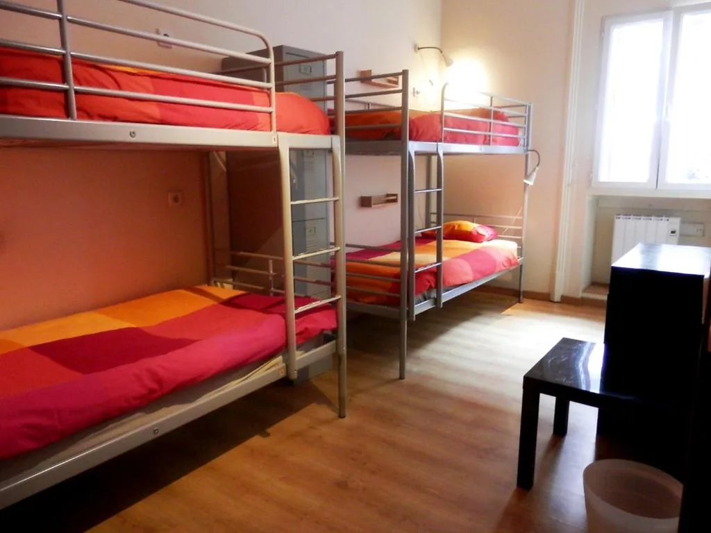 Posto letto in dormitorio condiviso femminile da 4 posti con bagno in comune — Barcelona Central Garden Hostal