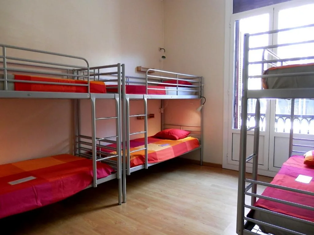 Posto letto in dormitorio condiviso da 6 posti con bagno in comune — Barcelona Central Garden Hostal