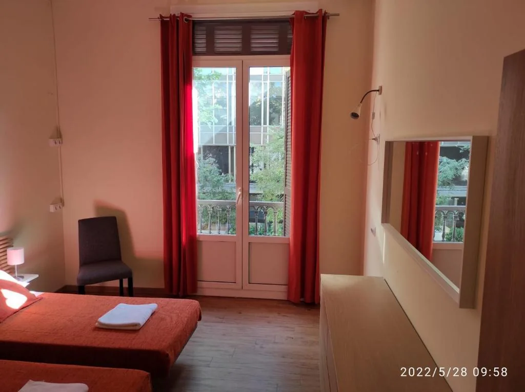 Camera doppia con balcone - 1 o 2 letti — Barcelona Central Garden Hostal