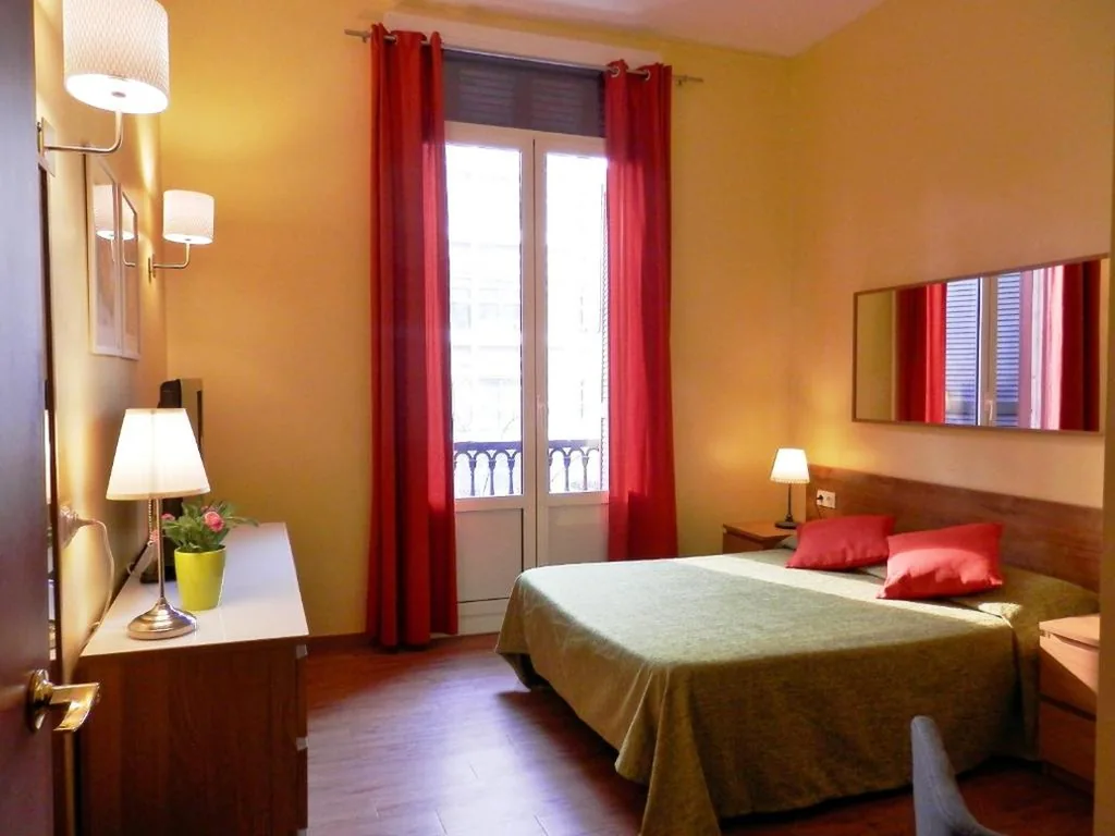 Camera doppia con bagno privato — Barcelona Central Garden Hostal