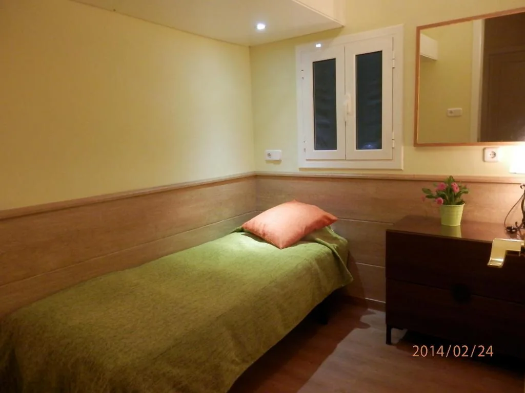 Camera singola economica — Barcelona Central Garden Hostal