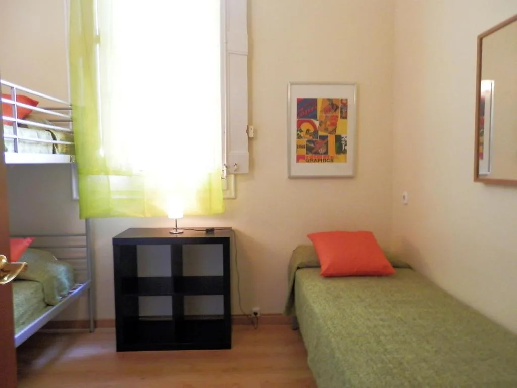 Camera tripla con bagno in comune — Barcelona Central Garden Hostal