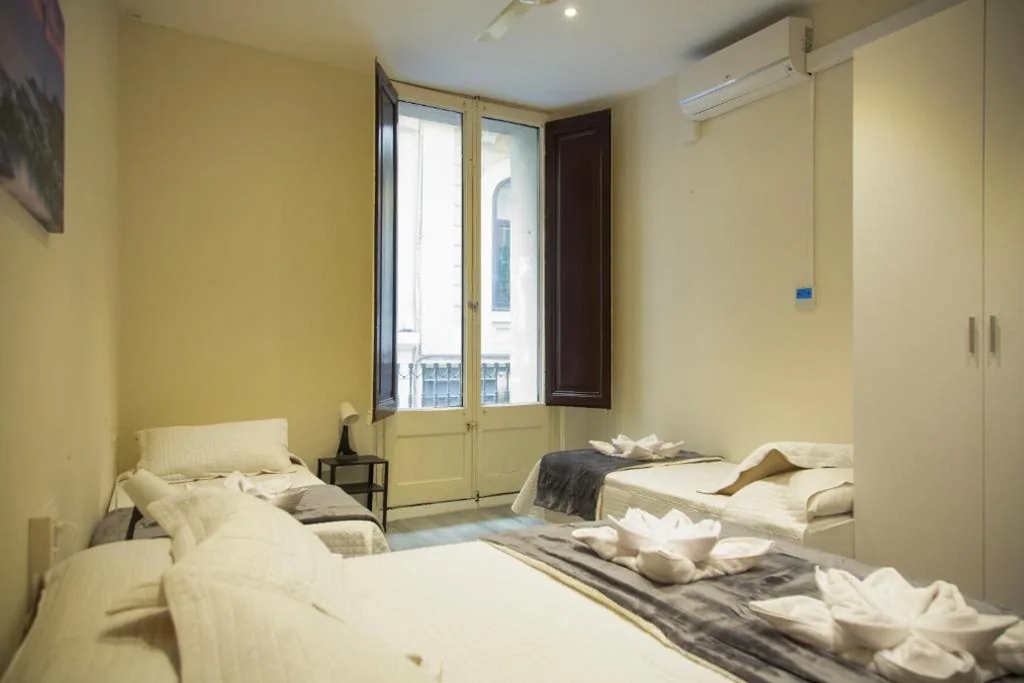 Camera quadrupla con bagno in comune — Barcelona City Ramblas