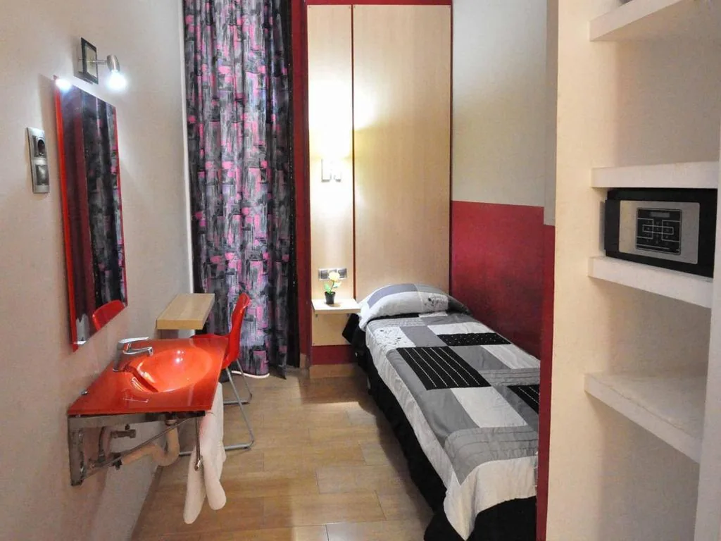 Camera doppia Basic con bagno in comune - 2 letti — BARCELONA GOTIC Guesthouse