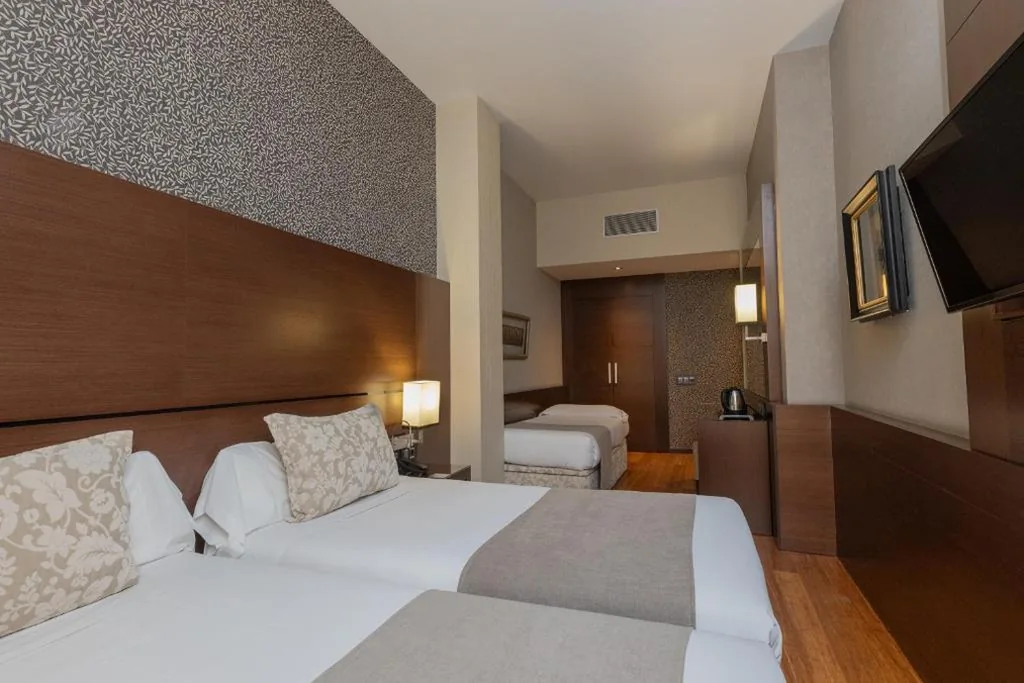 Habitación Doble con cama supletoria - 2 camas — Barcelona Hotel Colonial