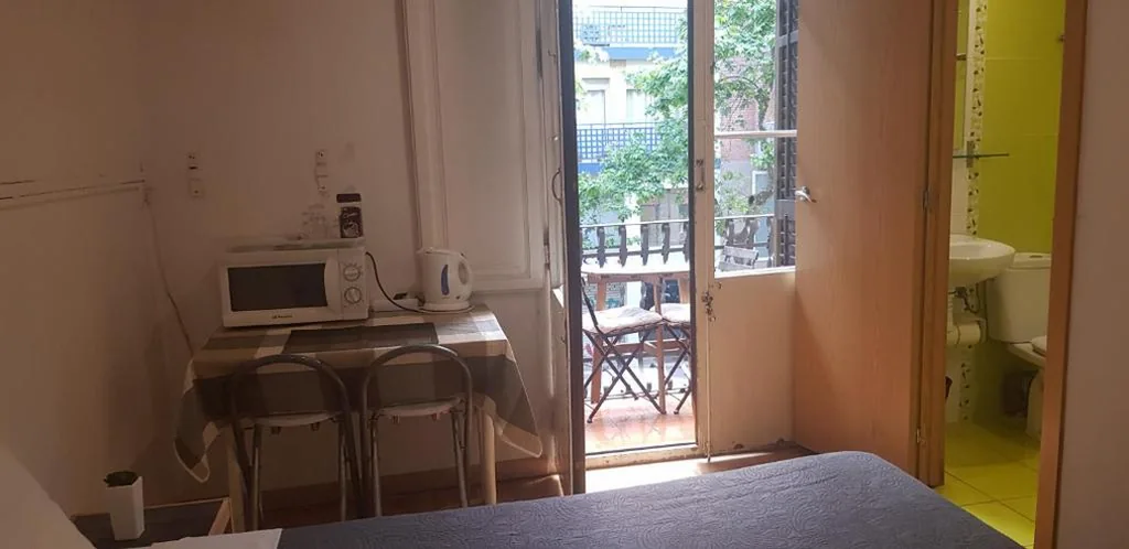 Camera familiare con bagno privato, balcone e angolo cottura — Barcelona Rooms 294