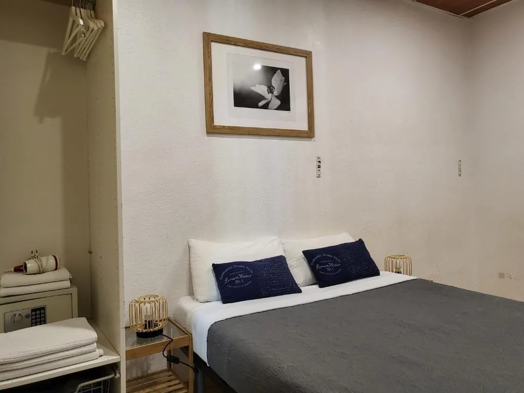 Camera familiare con bagno privato e balcone — Barcelona Rooms 294