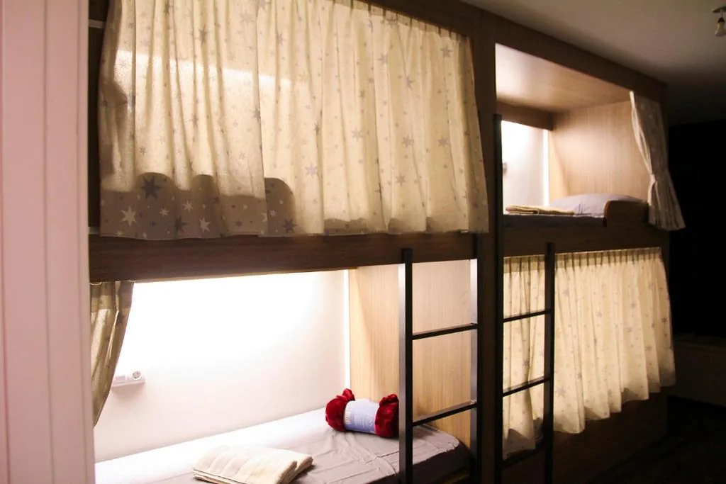 Cama en habitación femenina compartida de 4 camas — Barcelona & You Hostel Sagrada Familia