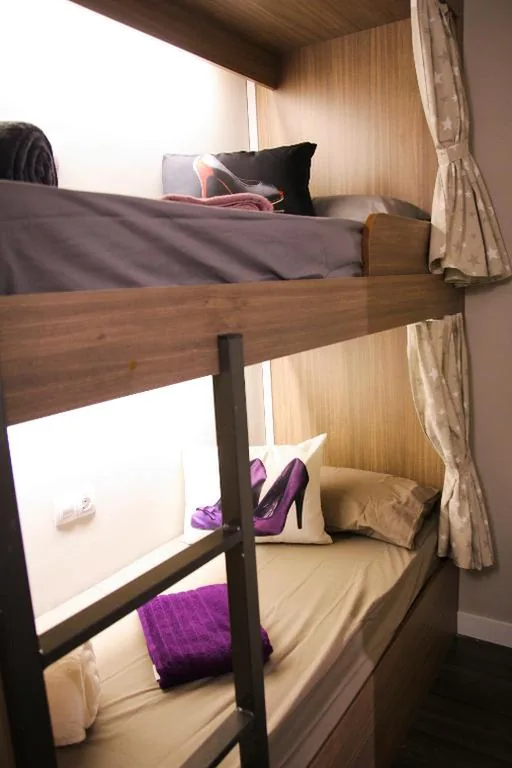 Cama individual en habitación compartida mixta — Barcelona & You Hostel Sagrada Familia