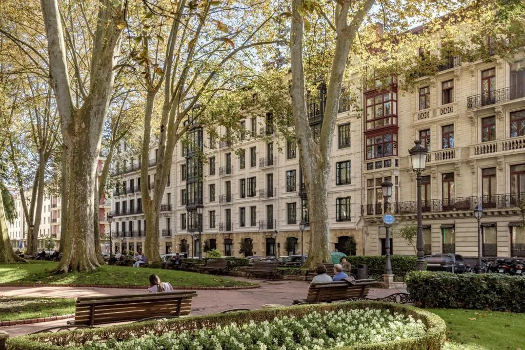 Batimont Suites & Apartments