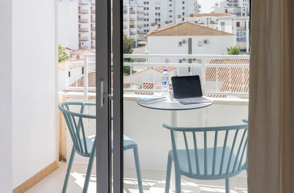 Camera doppia con letto supplementare - 1 o 2 letti (2 adulti + 1 bambino) — Bay Hotel
