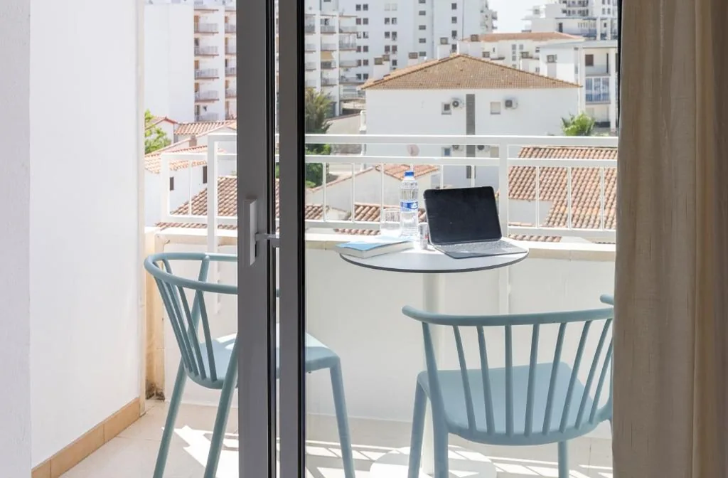 Camera doppia con letto supplementare - 1 o 2 letti — Bay Hotel