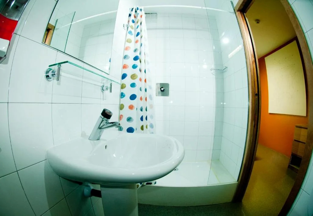 Vierpersoonskamer met Badkamer — Be Dream Hostel