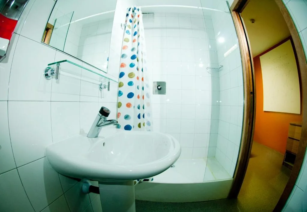 Tweepersoonskamer met Eigen Badkamer - 2 Bedden — Be Dream Hostel