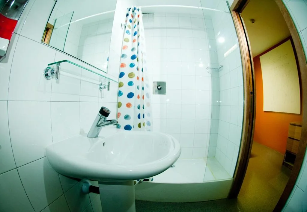 Driepersoonskamer met Eigen Badkamer — Be Dream Hostel