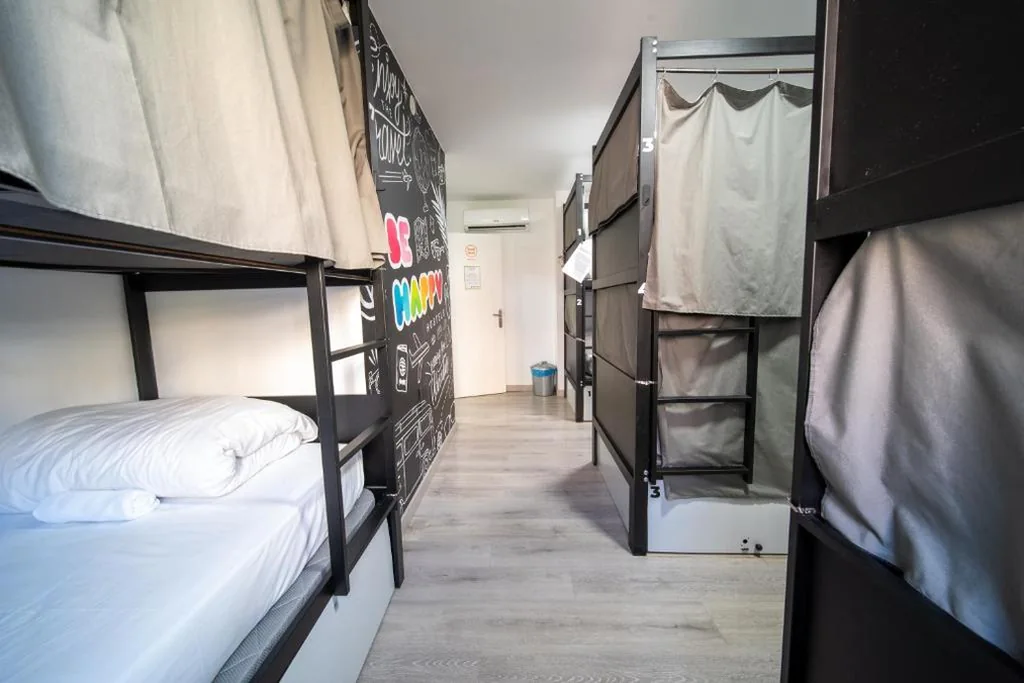 Bett im gemischten Schlafsaal mit 8 Betten — Be Happy Hostel - Albergue en el centro de Nerja