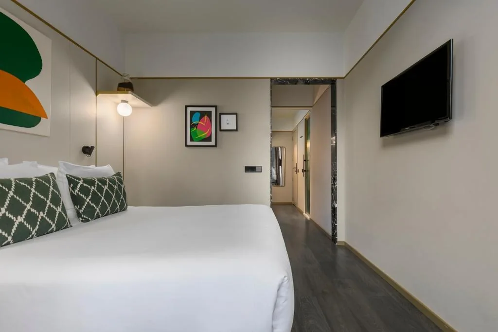Habitación con cama grande y balcón — Be Mate Paseo de Gracia