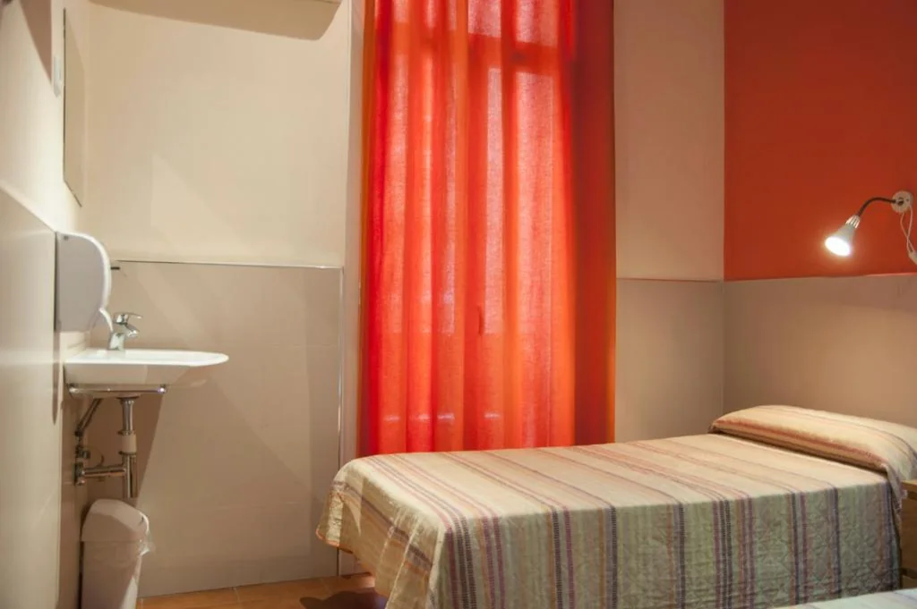Camera singola con bagno in comune — Be Ramblas Guest House