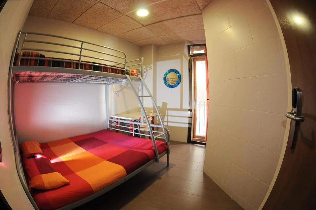Quarto Familiar com casa de banho partilhada (2 adultos + 1 criança) [BI] — Be Zaragoza Hostel