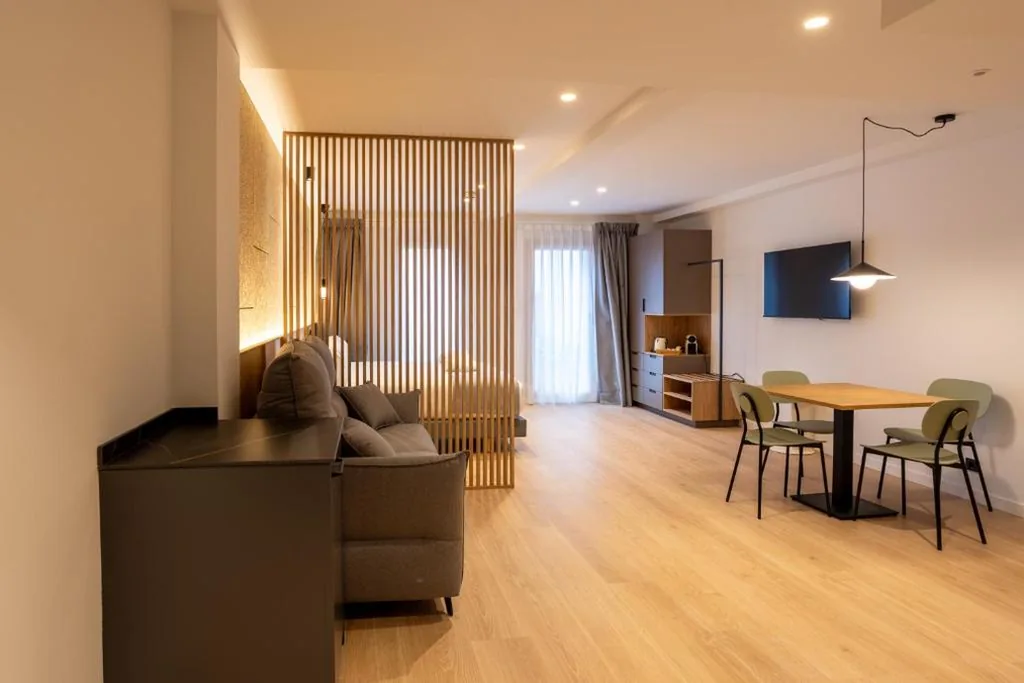 Deluxe-Studio mit großem Doppelbett — Be10 Suites, Bermeo