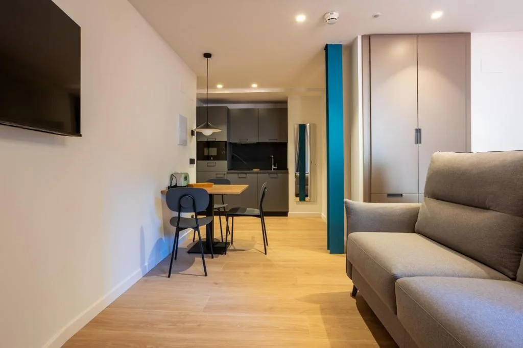 Deluxe-Studio mit großem Doppelbett — Be10 Suites, Bermeo