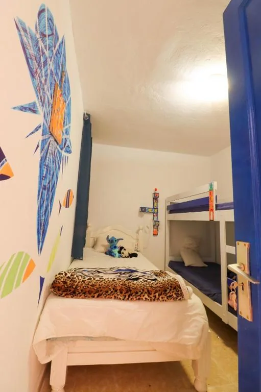 Cama individual en habitación compartida mixta — Beach House Lanzarote