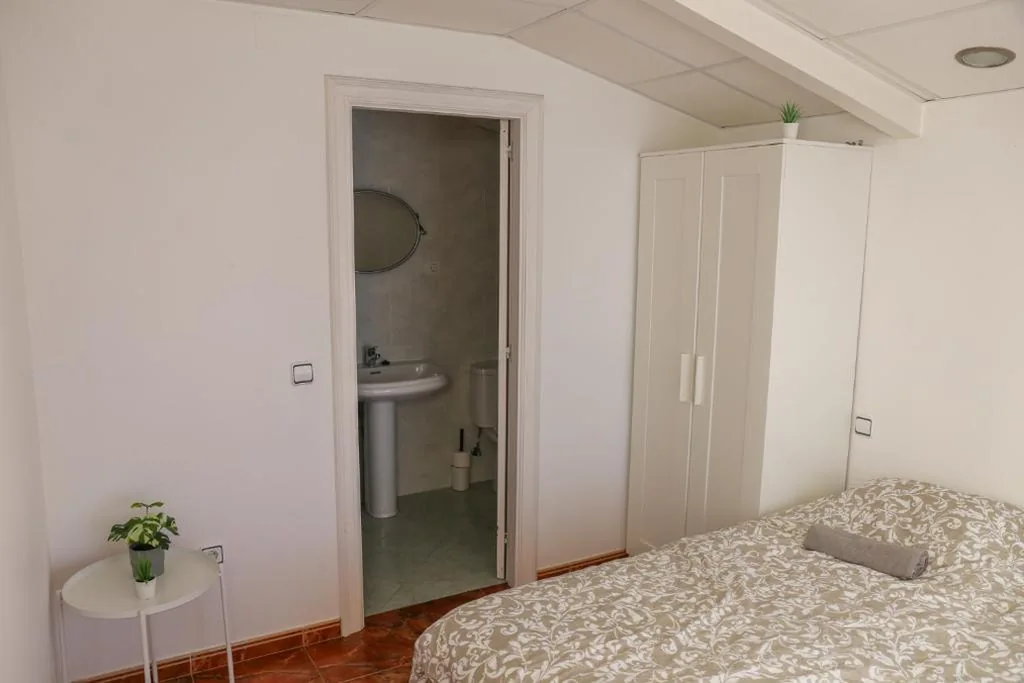 Doppelzimmer mit eigenem Bad — Beachfront Surf & Holiday House, Charming & Quiet